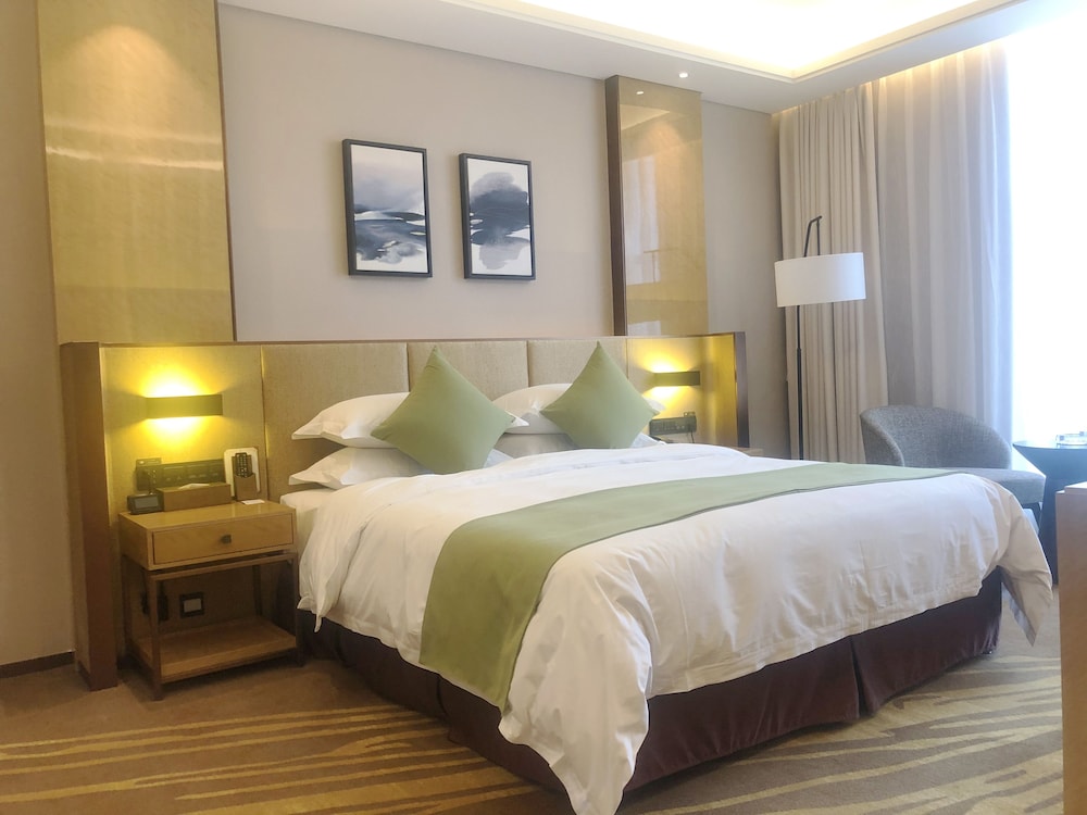 Business Room, 1 King Bed, Smoking photo 3