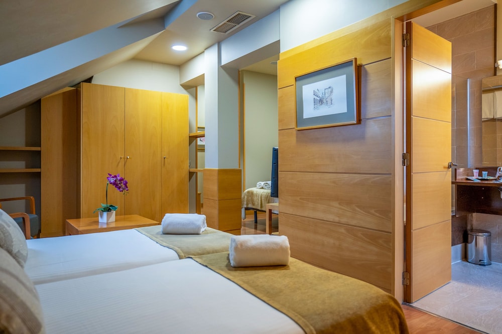 City Quadruple Room - Photo 10