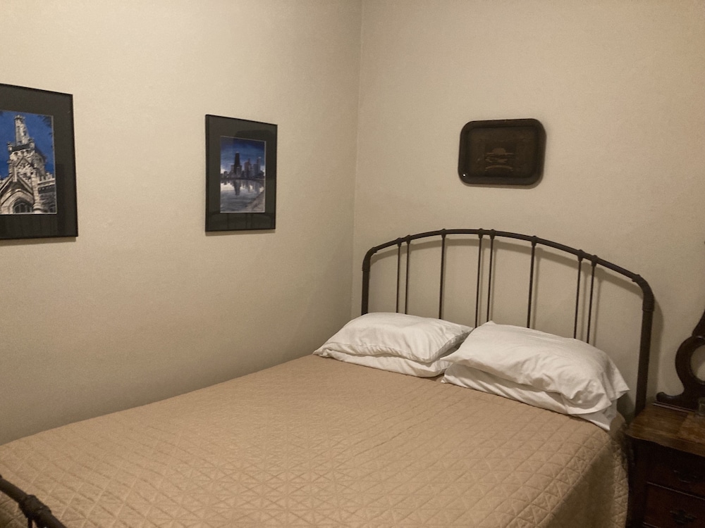2c - Queen Bed, Shared Bath Across The Hall