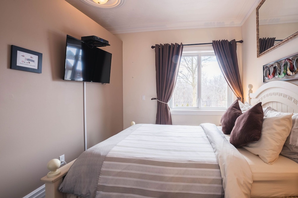 Double Room, Ensuite, Pool View (Main Floor) photo 3