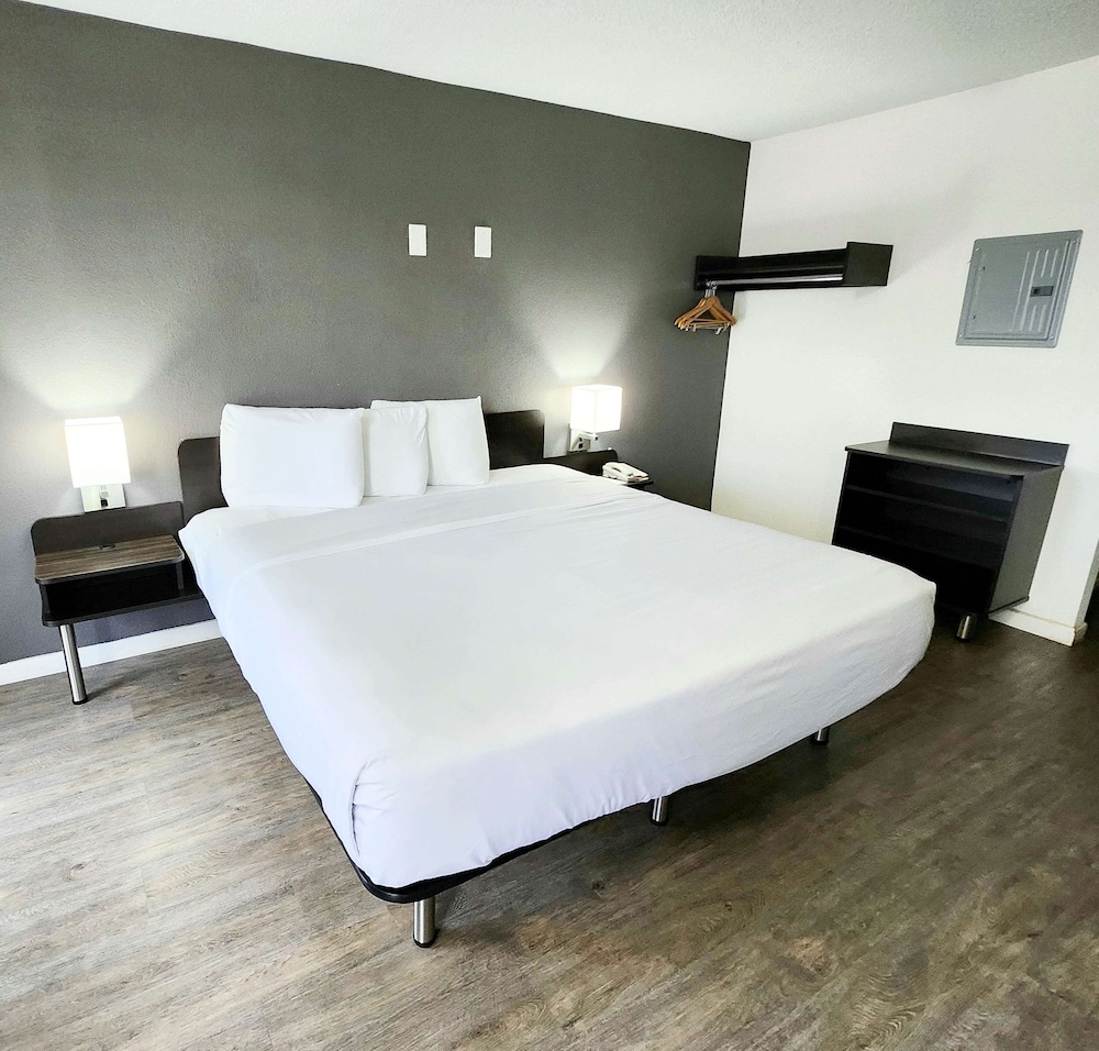 Standard Room, 1 King Bed, Non Smoking, Refrigerator & Microwave