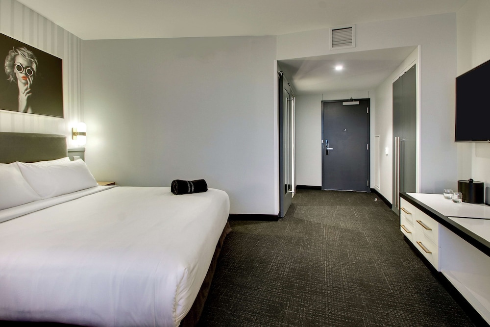 Room, 1 King Bed, Corner - Photo 3