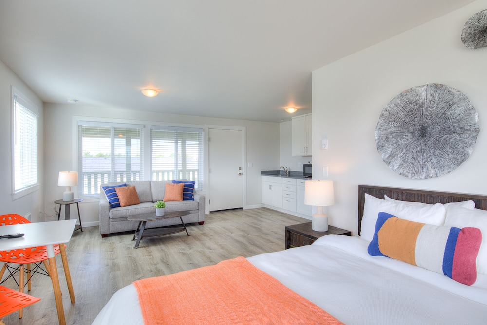 Single Queen/Sofa Bed Kitchenette Suite