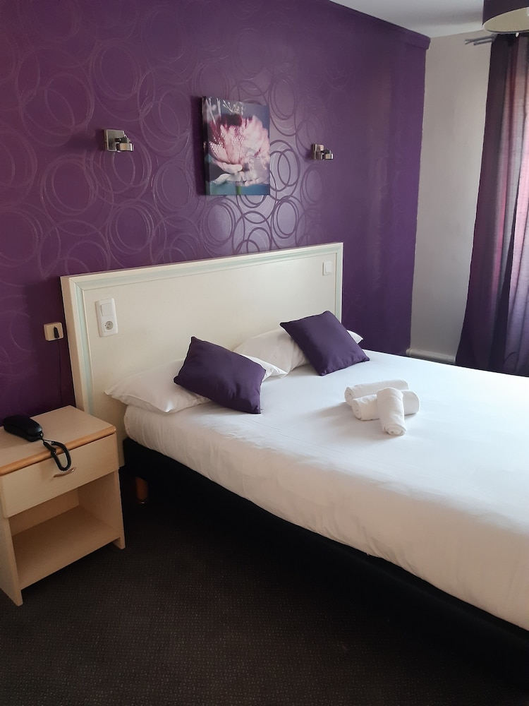 Standard Double Room, Street side photo 2