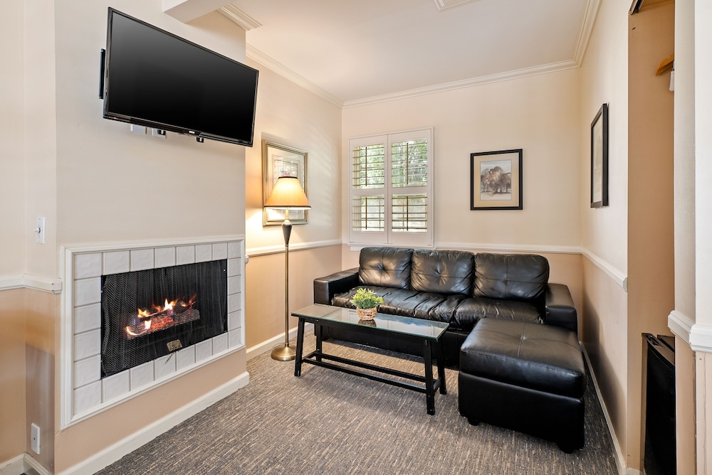 Room, 1 King Bed (Trellis Court Building) - Photo 3