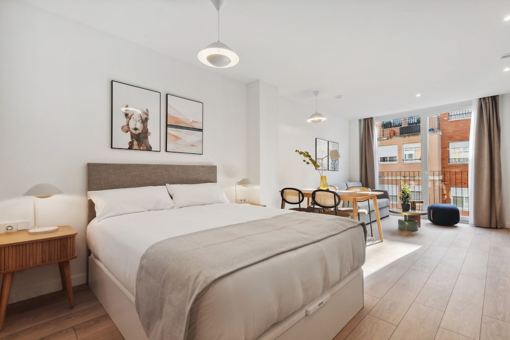 Estudio con sofá cama + balcón