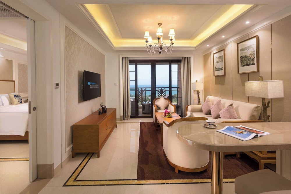Suite, 1 King Bed, Ocean View, Poolside