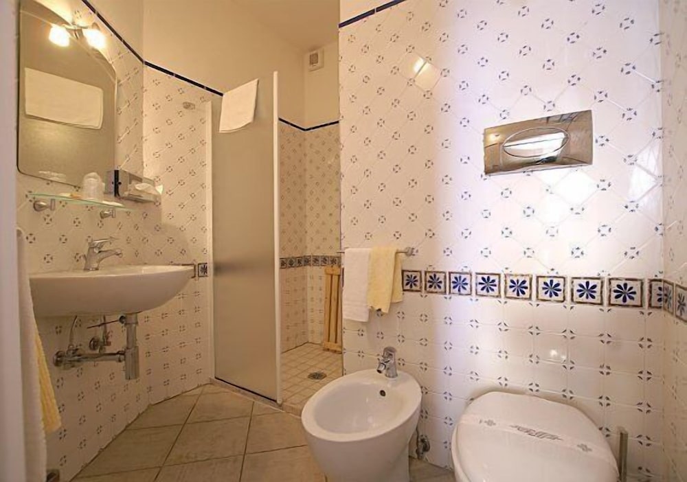 Basic Double Room photo 3