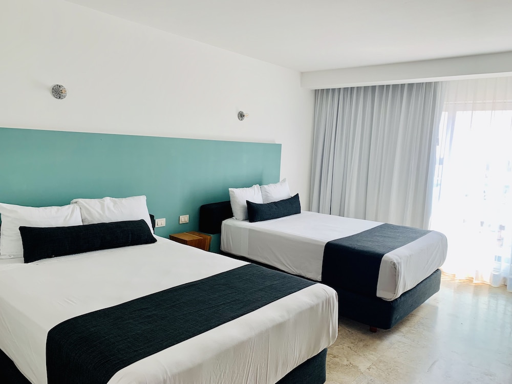 Standard Room, 2 Double Beds - Photo 7