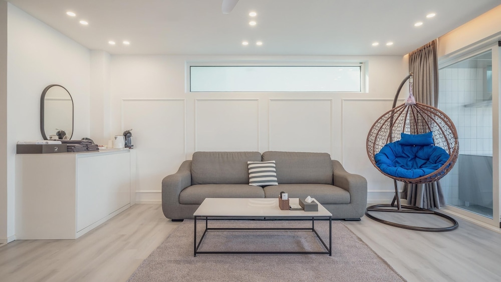 Basic Room, 1 Bedroom (A201(Ocean View / Private BBQ / Pool)) photo 2