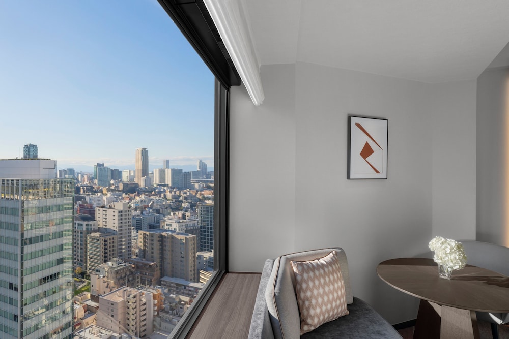 Premium Room, 1 King Bed, Club Lounge Access (Bath) thumbnail 6