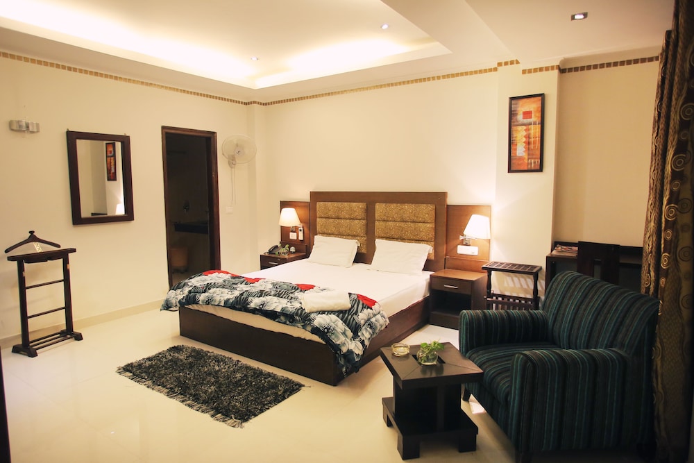 Grand Double Room, 1 Queen Bed, Smoking, City View photo 2