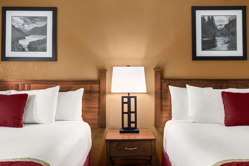 Standard Room, 2 Queen Beds - Photo 2