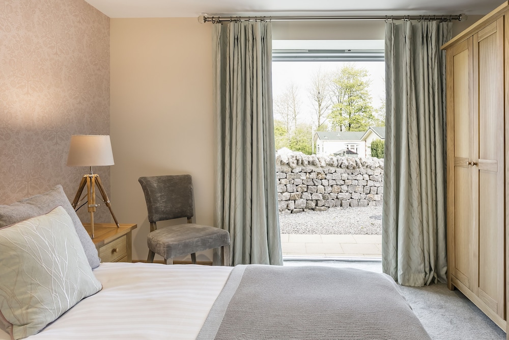 Deluxe King Room - Photo 2