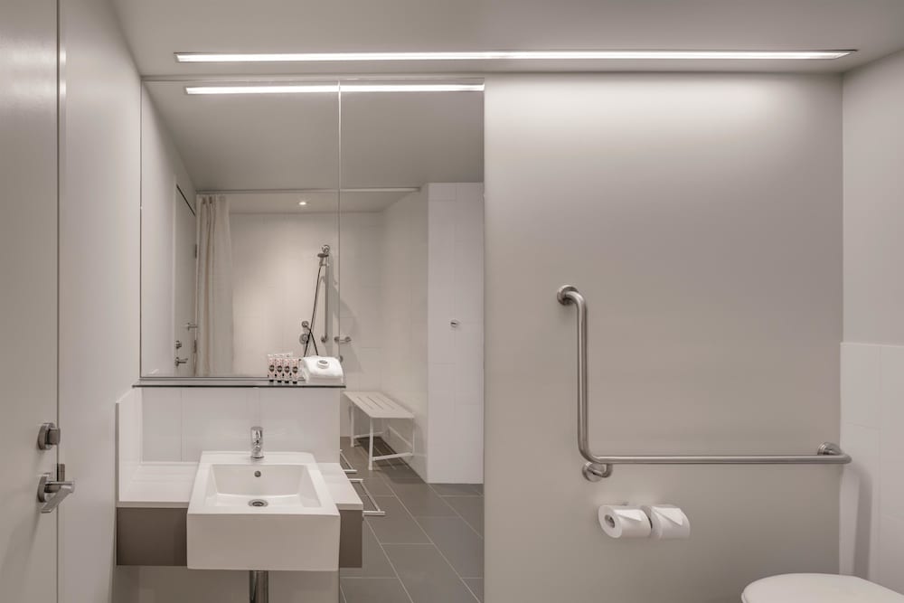 Accessible Room - King or Twin - Photo 9
