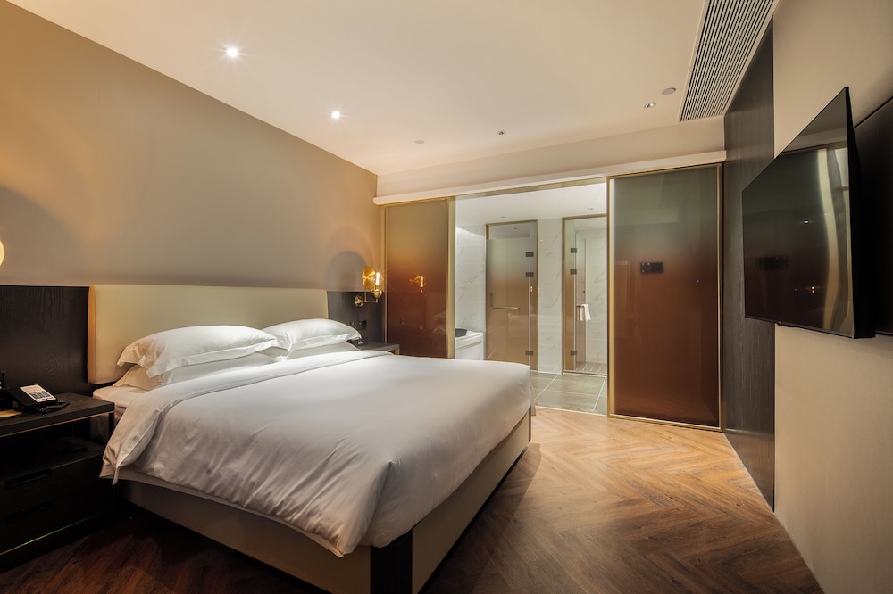 Business Suite, City View