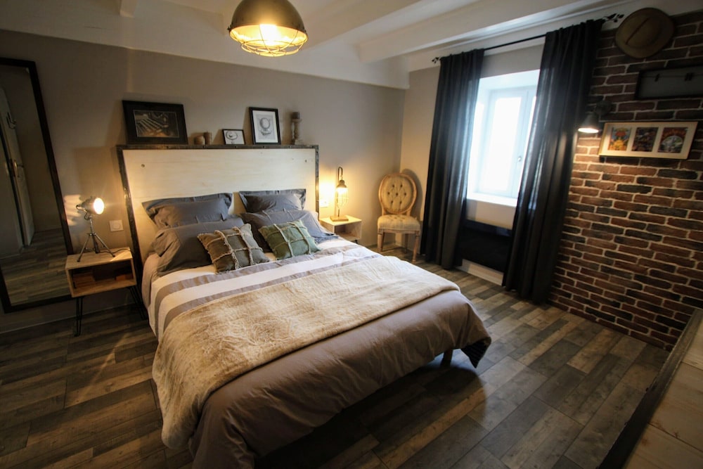 Superior Double Room, Ensuite, Mountain View (Jules Verne ) - Photo 1