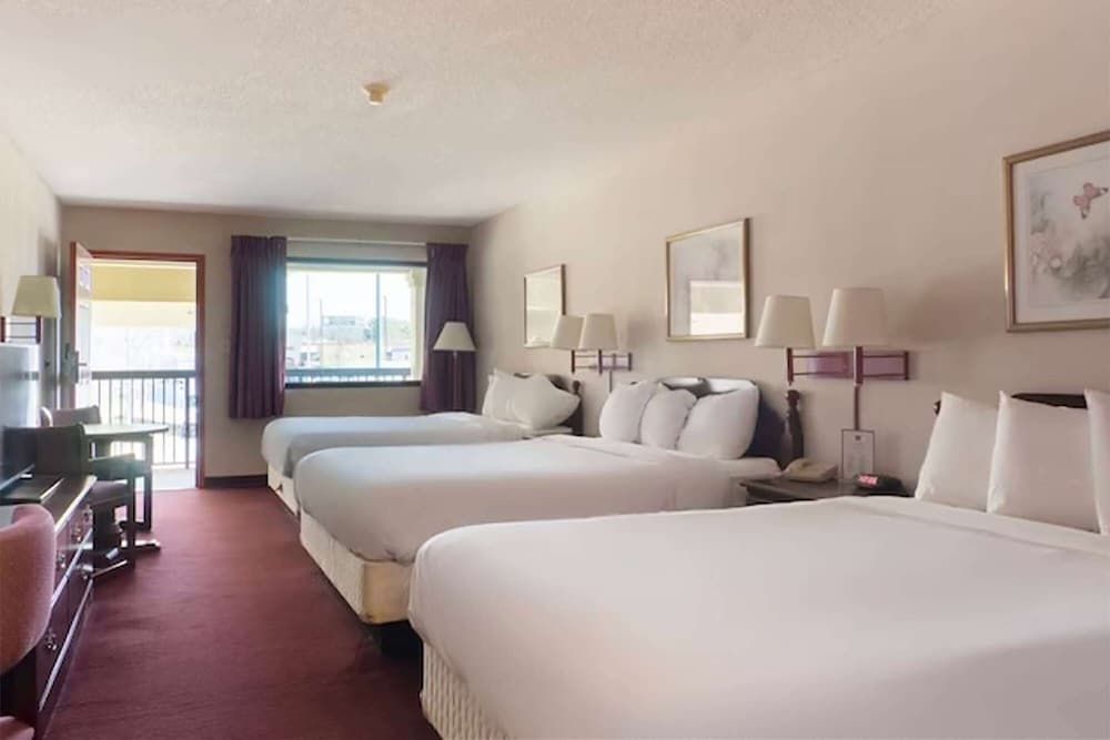Deluxe Room, Multiple Beds, Non Smoking