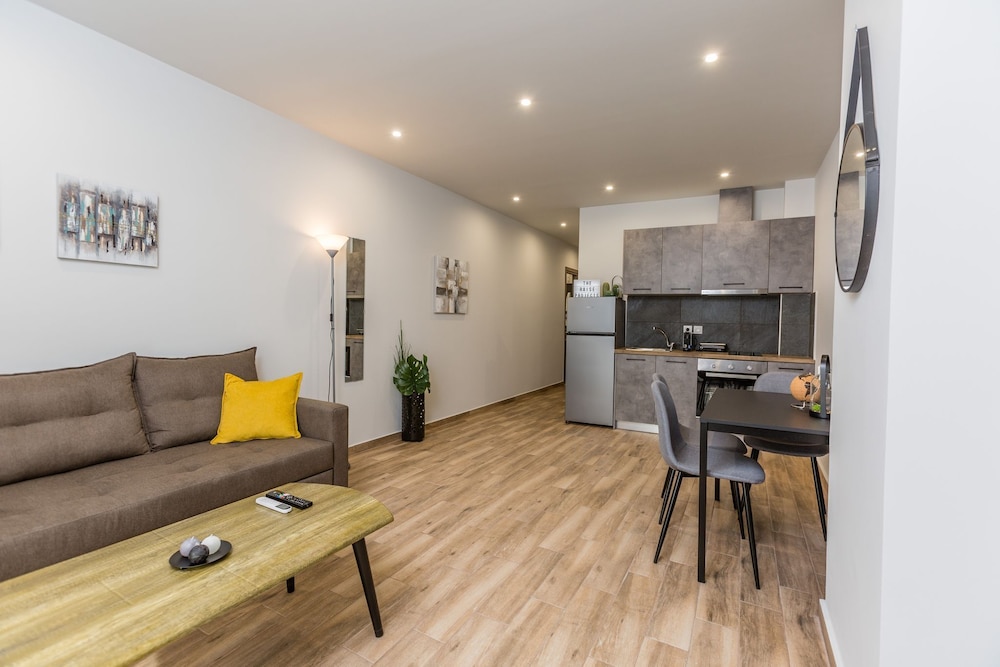 Basic Apartment photo 1