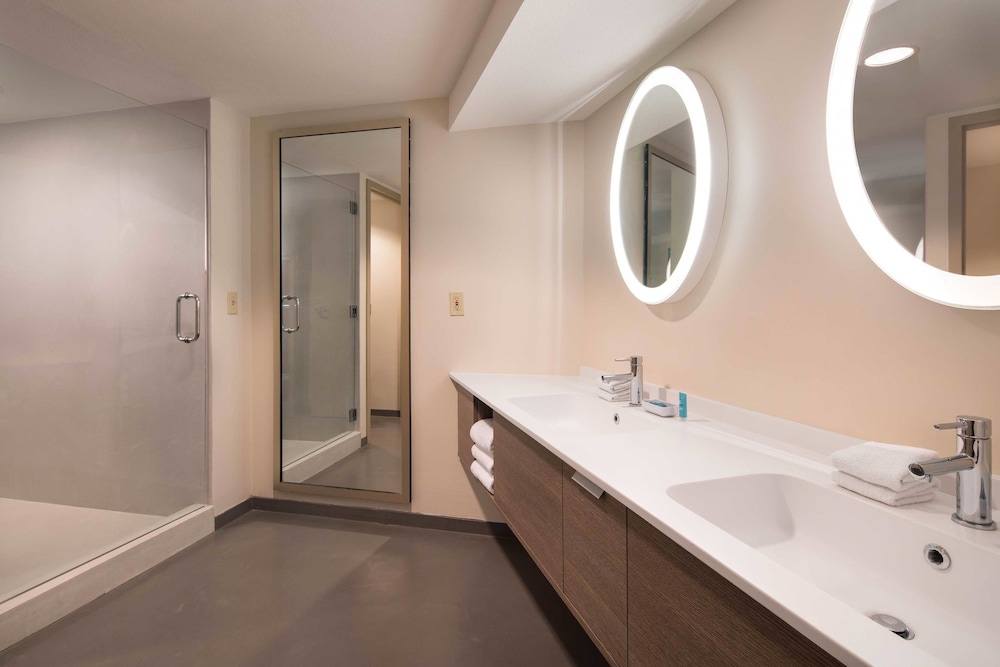 Chic, Suite, 1 King Bed, Pool View - Photo 6