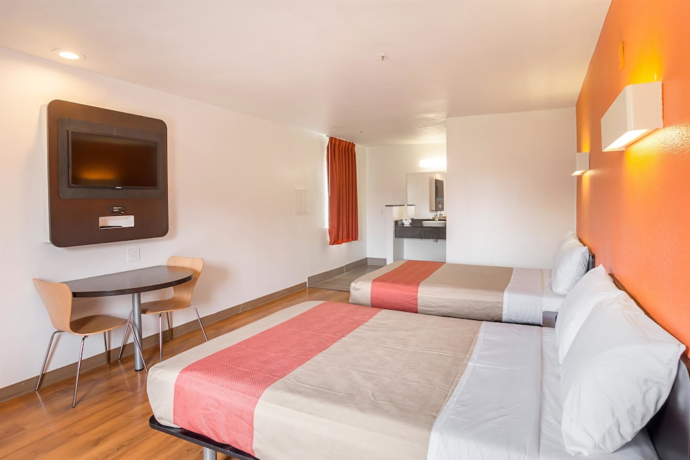 Standard Room, 2 Double Beds, Accessible, Non Smoking photo 3