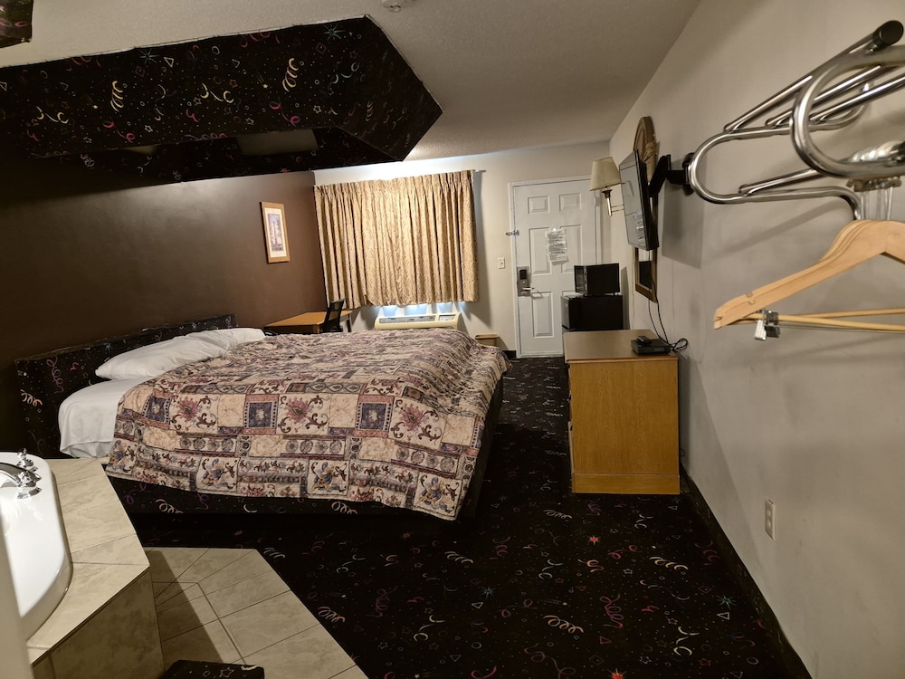 Room, 1 King Bed, Non Smoking (Jetted Tub) - Photo 5