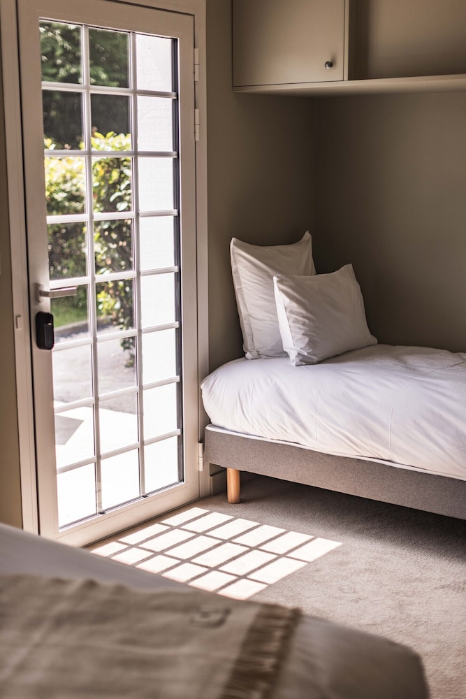 Room, 2 Queen Beds thumbnail 5