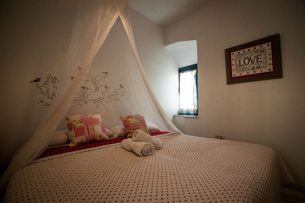 Double Room, 1 Queen Bed, Shared Bathroom