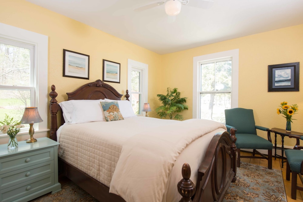Room (Lake Waukewan) photo 3