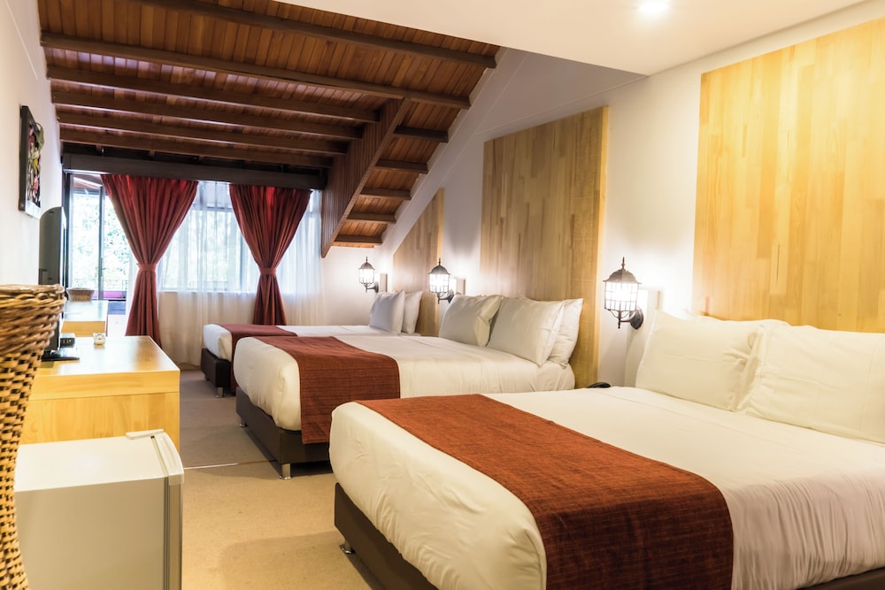 Traditional Quadruple Room, Multiple Beds, Private Bathroom photo 2