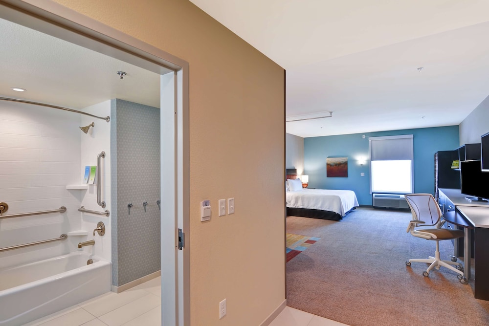 Suite, 1 King Bed, Accessible, Bathtub