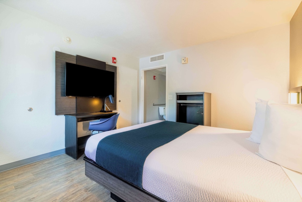 Deluxe Room, 1 Queen Bed, Accessible, Non Smoking photo 2