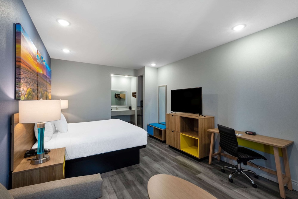 Comfort Room, 1 King Bed, Non Smoking - Photo 7