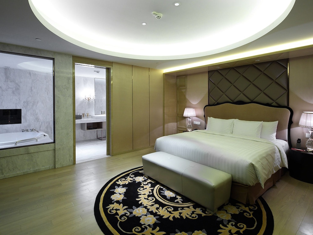 Royal Suite, 1 King Bed (Ambassador)