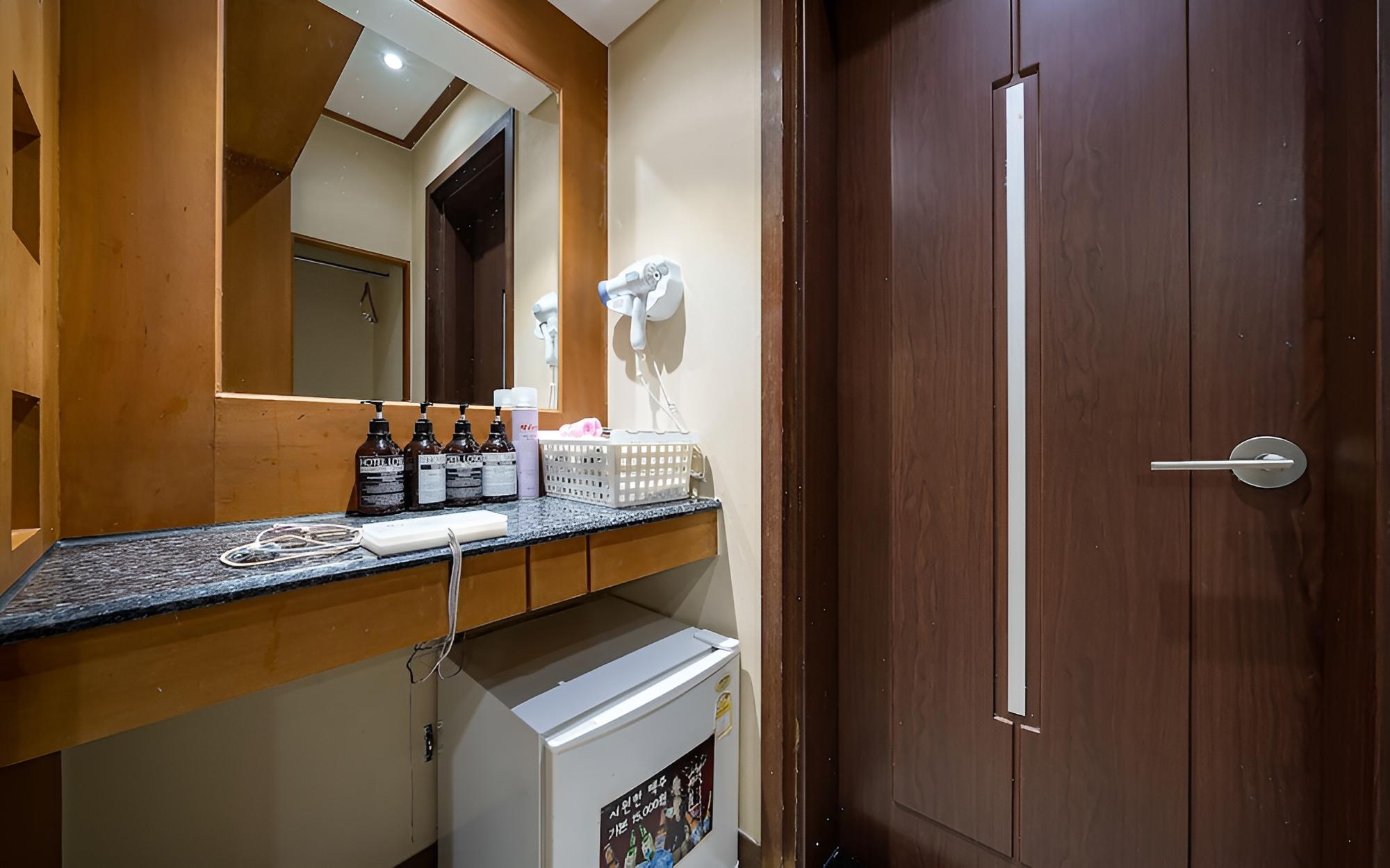 Room (OTT + Whirlpool Twin Deluxe Room (65") photo 3