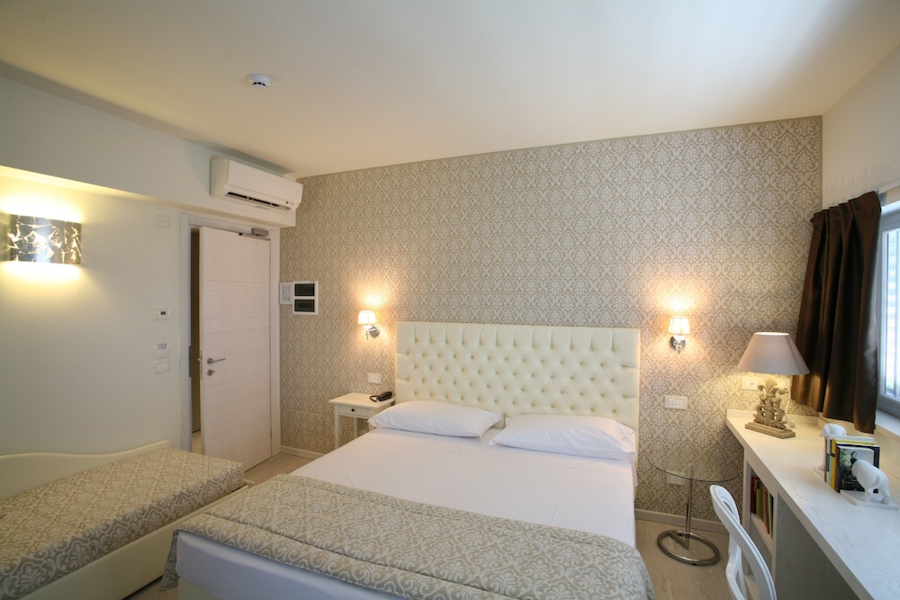 Comfort Triple Room, 1 Bedroom, Terrace, City View