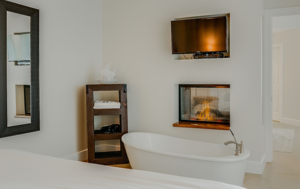 Deluxe Suite, 1 King Bed (3) photo 2