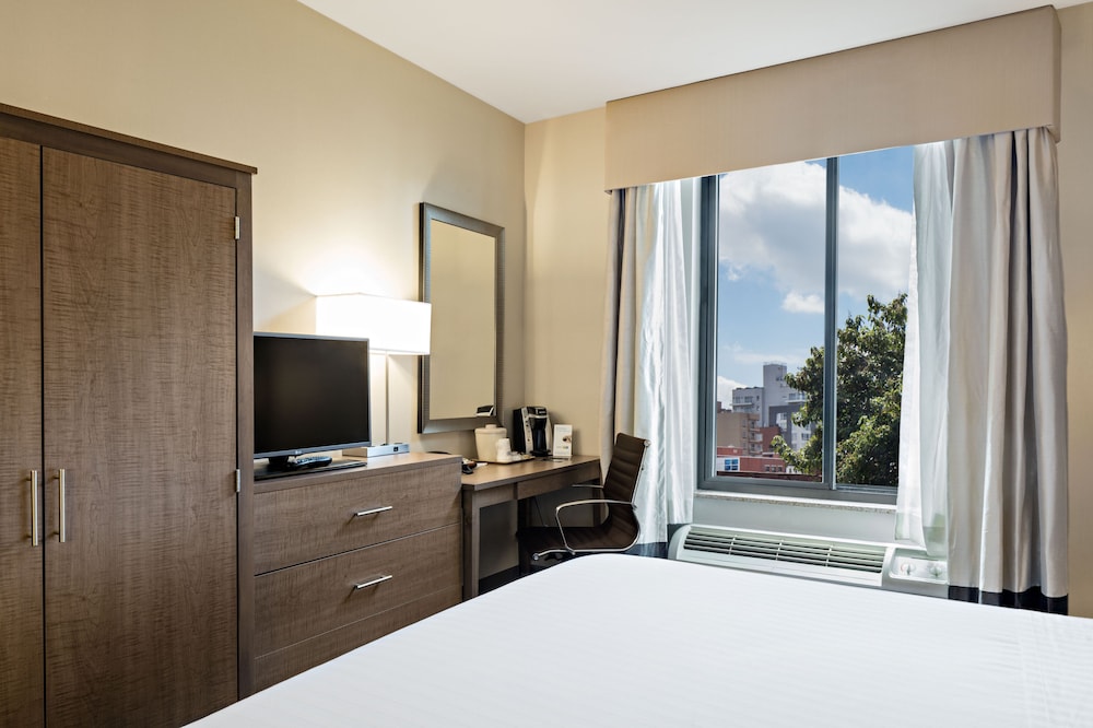 Standard Room, 1 Queen Bed, Accessible (Bathtub) photo 2