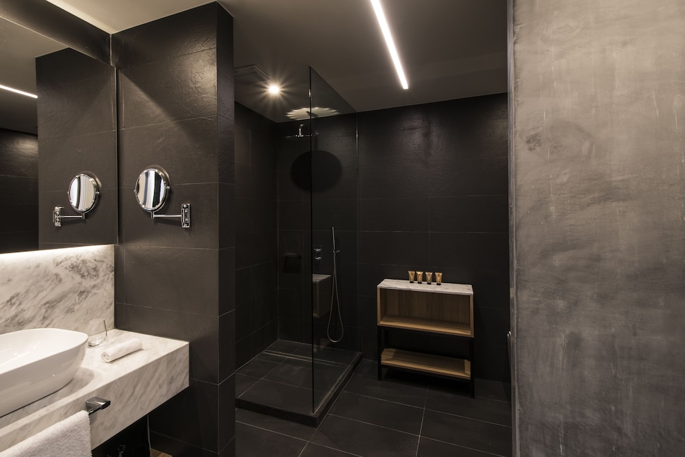 Corner Suite with Harbour View photo 3