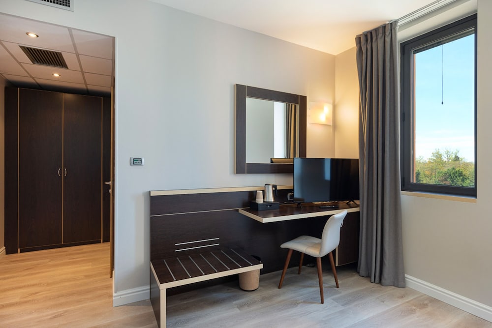 Deluxe Quadruple Room - Photo 9