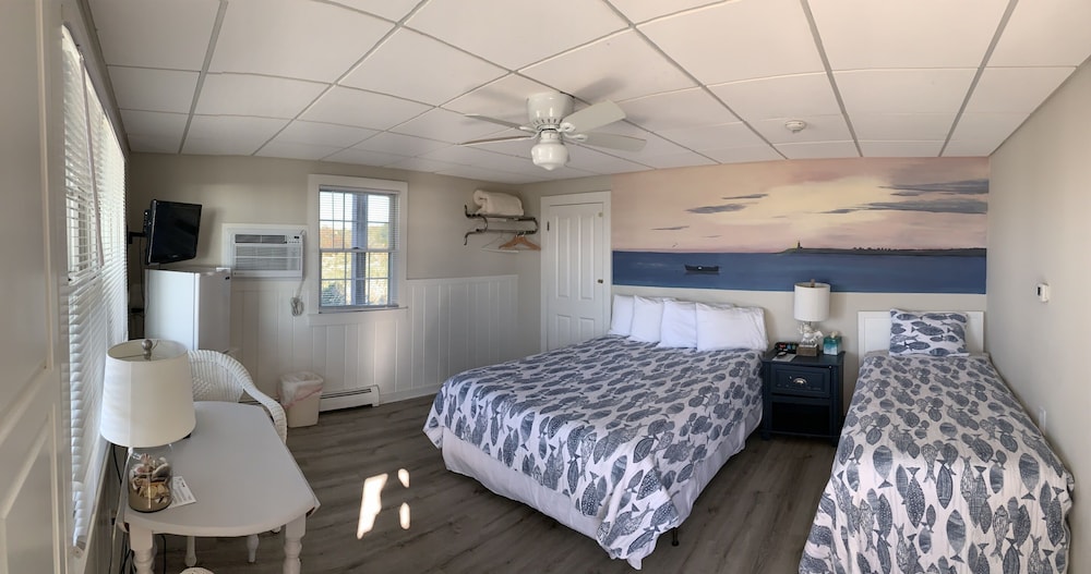 Standard Room, Multiple Beds, Partial Ocean View