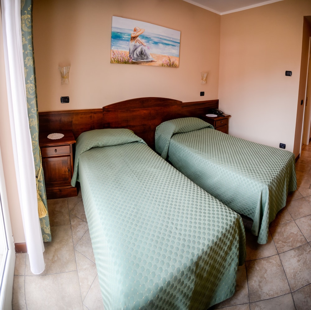 Classic Double Room Single Use, Garden View