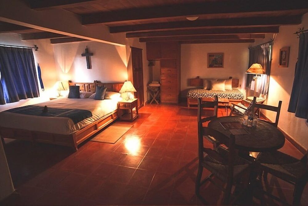 Deluxe Room, 1 King Bed, City View photo 2