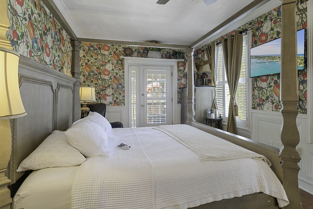 City Room, 1 King Bed, Balcony, City View