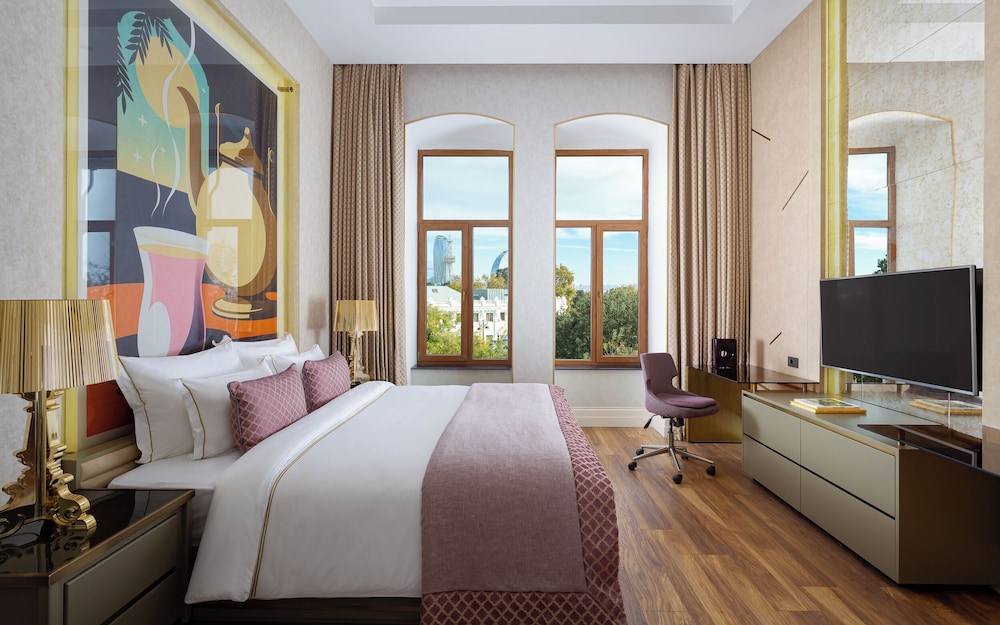 Executive Suite with Balcony - Photo 2