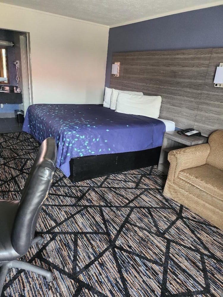 Room, 1 King Bed, Smoking - Photo 2