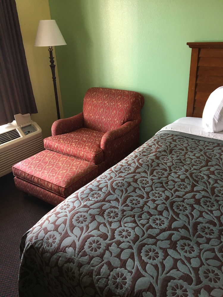 Room, 1 King Bed, Non Smoking, Hot Tub - Photo 2