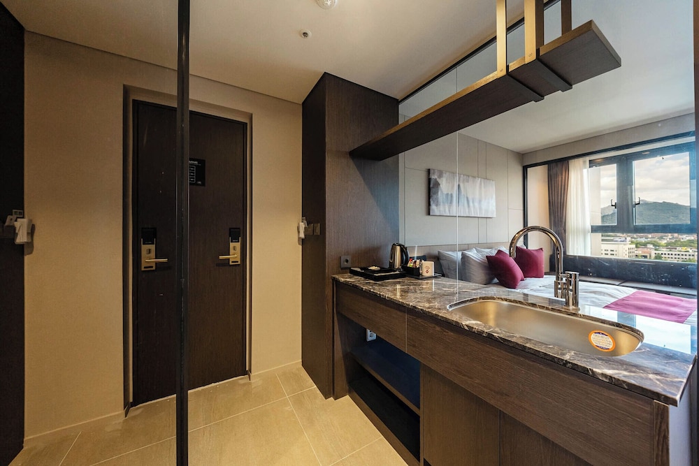 Junior Suite, 1 Double Bed, Non Smoking - Photo 3
