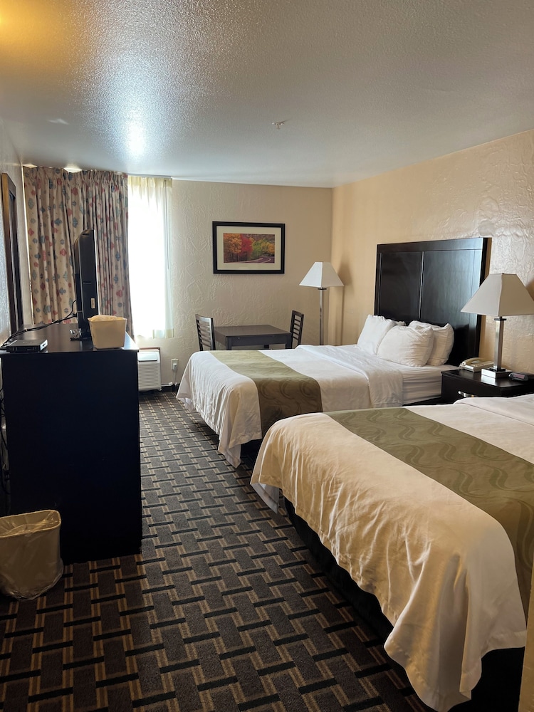 Standard Room, 2 Queen Beds, Non Smoking, Mountain View - Photo 13