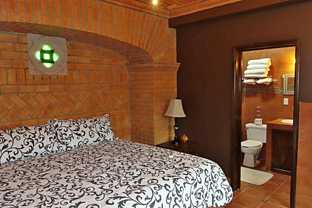 Deluxe Studio Suite, 1 King Bed, Fireplace, Courtyard Area photo 1